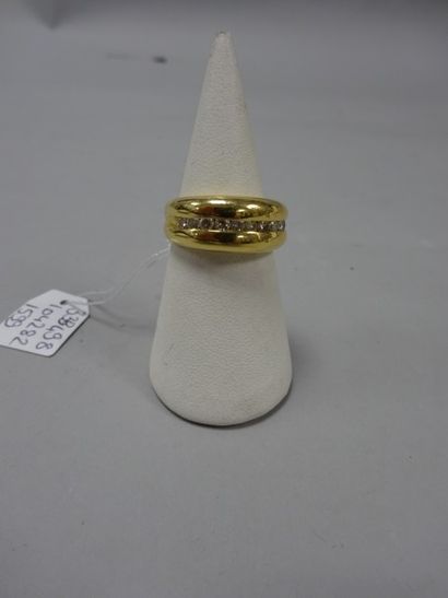 Bague jonc godronné en or jaune (750) ornée...
