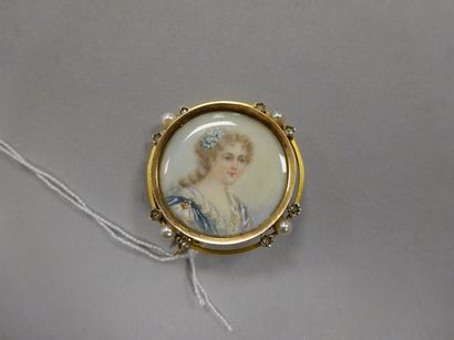 Broche circulaire monture en or jaune (750),...