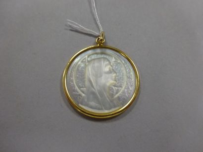 Pendentif médaillon, monture en or jaune...