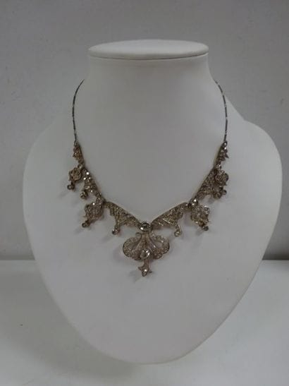 Collier ras de cou en argent (925) formé...