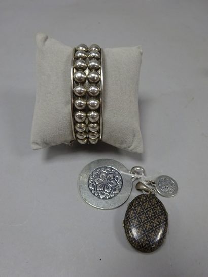 Lot comprenant: 

- bracelet jonc ouvrant...