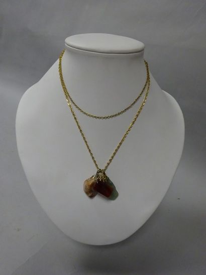 Chaine en métal doré et trois pendentifs...
