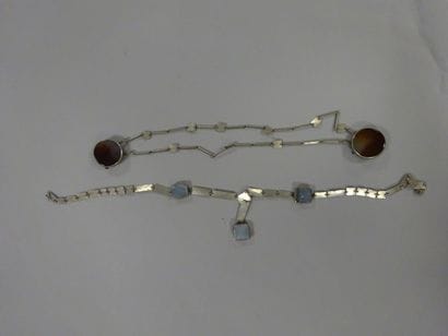 Ensemble de deux bijoux en métal argenté...