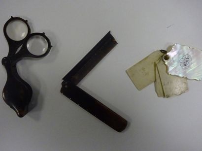 Petit lot comprenant :

Une loupe, un peigne...