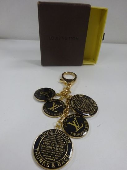 LOUIS VUITTON


Porte clefs en métal doré...