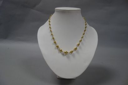 Collier en or jaune (750) à maillons et boules...