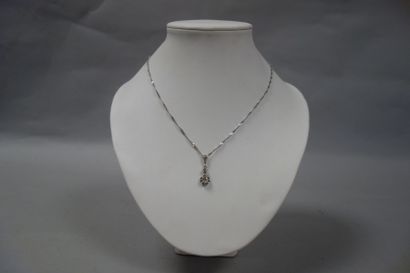 Chaine de cou en or gris torsadé (750) retenant...