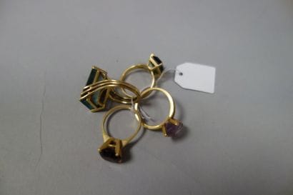 Ensemble de quatre bagues en or jaune (750)...