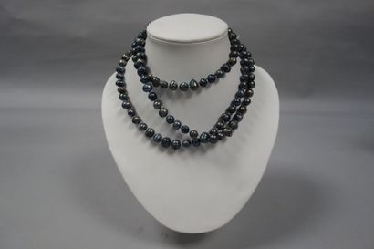 Collier sautoir en perles de culture noires....