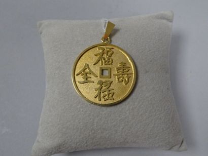 Pendentif rond en or jaune (750) ajouré à...