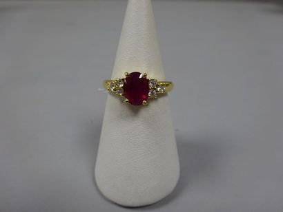 Bague en or jaune (750) ornée d'un rubis...