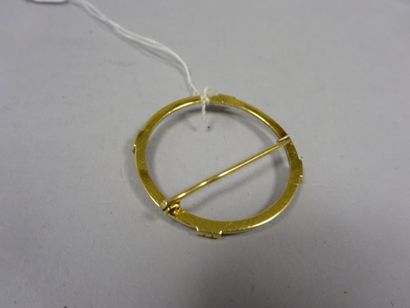 Débris de monture de broche en or jaune (750).

Poids...
