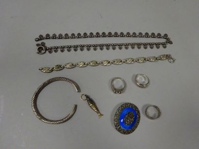 Petit lot de bijoux (bracelets, bagues, broche,...