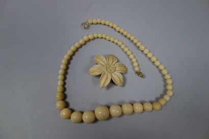 Lot comprenant un collier de perles imitant...