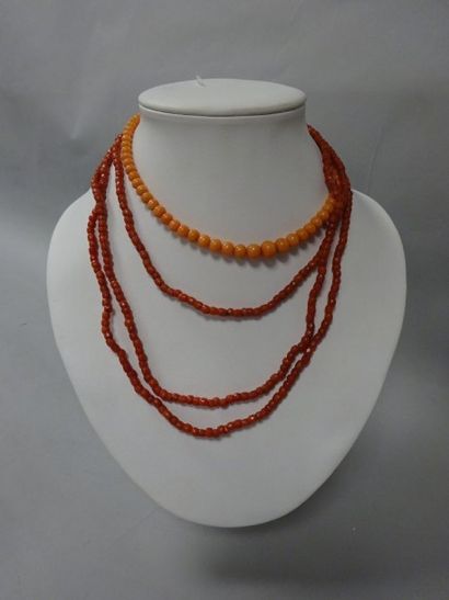 Lot :

- sautoir en billes de corail facetées,...