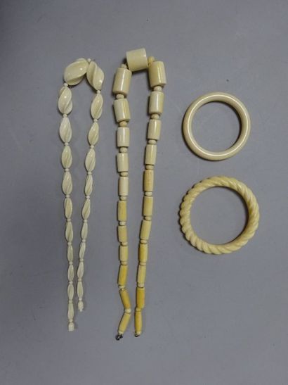 Lot de bijoux en ivoire d'éléphant :
- un...