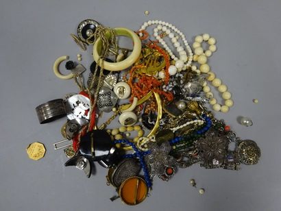 Lot de bijoux de fantaisie.