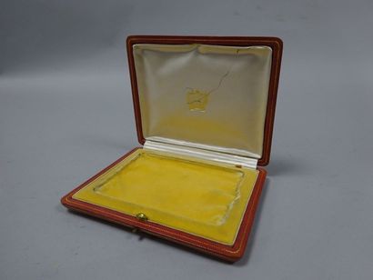 CARTIER
Ecrin pour étui, à décor de guirlandes...