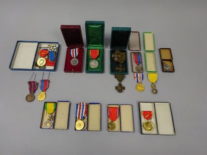 Lot de diverses décorations militaires en...