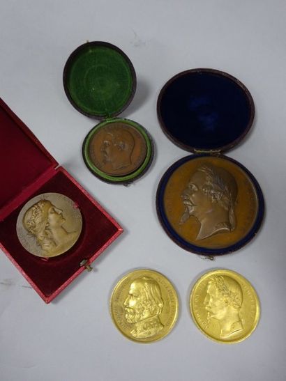 Quatre médailles de prix ou de commémoration...