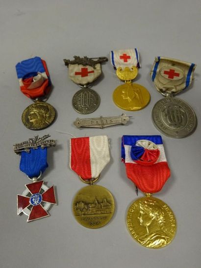 UNION DES FEMMES DE FRANCE :

Quatre décorations,...
