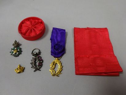 Lot de décorations en réductions :

- Palmes...