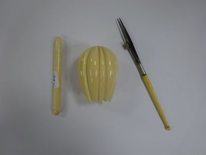 Ensemble de petits objets en ivoire d'éléphant...