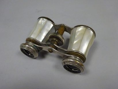 LAMIER Paris, 

Paire de jumelles de théatre...