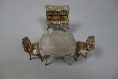 Ensemble de mobilier miniature de style Louis...