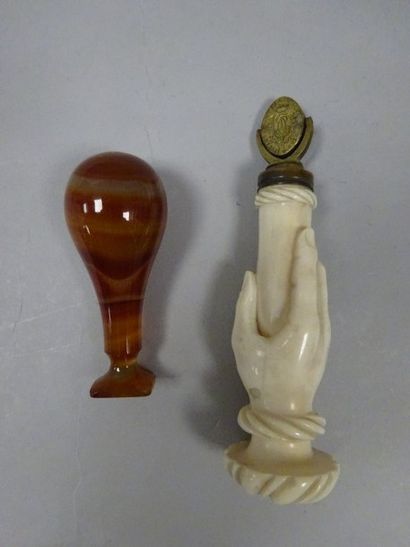 Deux cachets :

- un à double sceau ovale,...