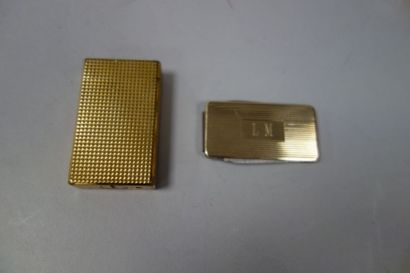 ST DUPONT, briquet en métal doré chiffré...