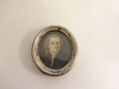 Homme en habit noir et perruque.
Miniature...