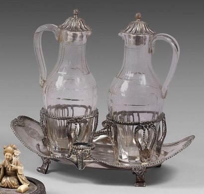 Huilier-vinaigrier en argent de forme navette,...