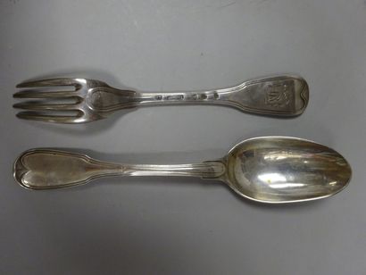 Couvert de table en argent, modèle filet.

Travail...