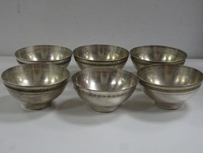Six rince doigts en argent (800).

A frise...