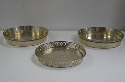 Ensemble de 3 dessous de bouteille en argent...
