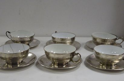 Ensemble de six tasses en porcelaine par...