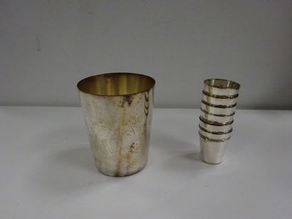 Lot comprenant: 

- Une timbale en argent...