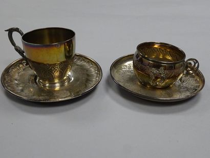 Deux tasses et leurs sous tasses dépareillées...