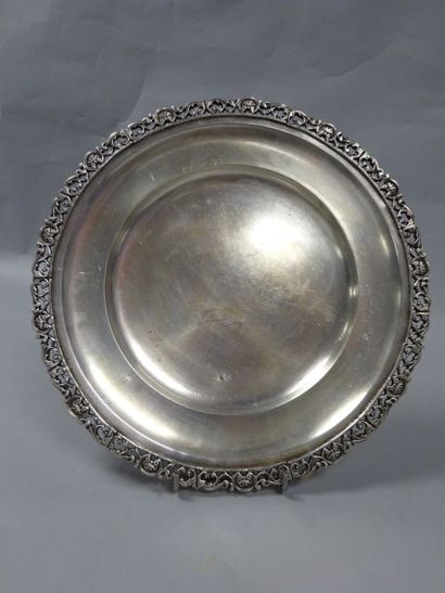 Plat rond en argent (800). 

L'aile à frise...