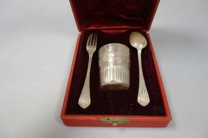 Coffret de baptème comprenant une timbale...