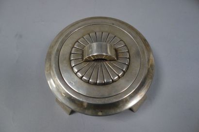 Petite coupe couverte quadripode en argent...