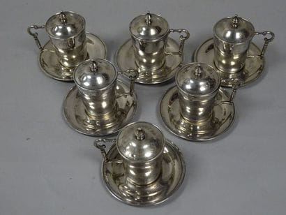 Suite de six tasses à couvercle et leur sous...