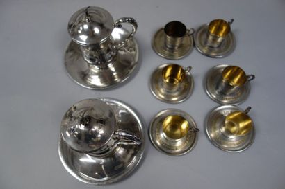 Ensemble comprenant : 

- Six petits tasses...