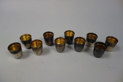 Dix gobelets à liqueur en argent (925), au...
