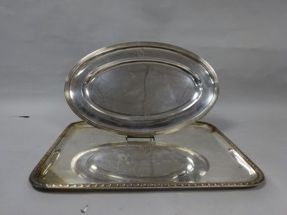 Lot de deux plats en métal argenté dont:...