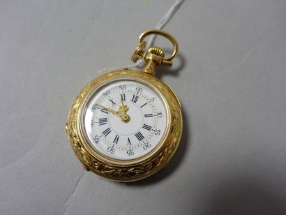 Montre de col en or jaune (750) à décor ciselé...