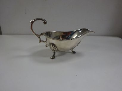 Saucière en métal argenté à piètement tripode....