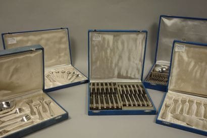 François FRIONNET
Ménagère en métal argenté,...