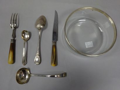 Lot comprenant: 

- Un saladier en verre...